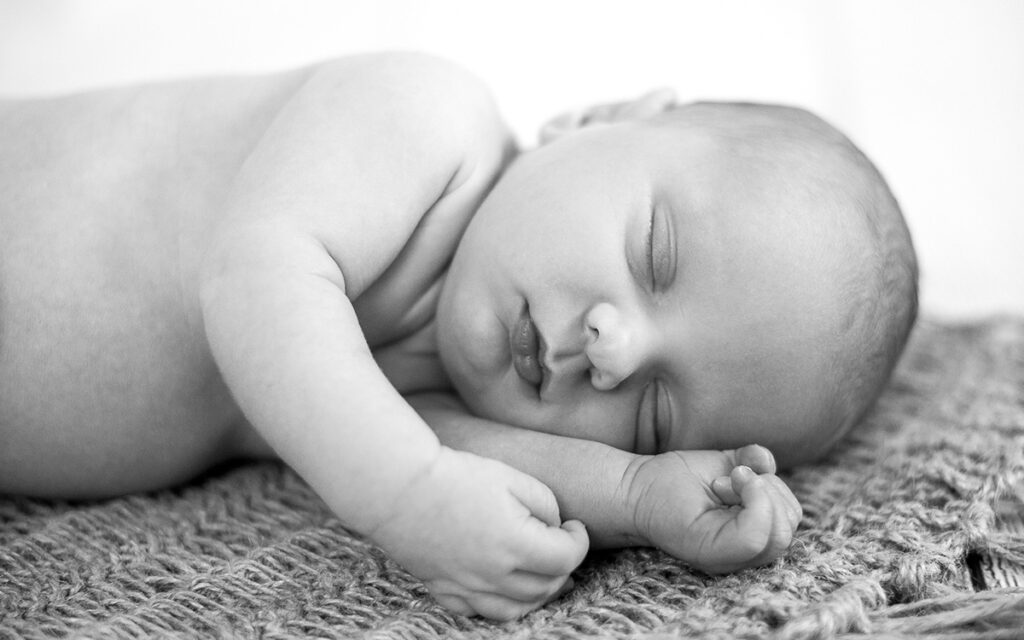 Schlafendes Baby in Schwarzweiß